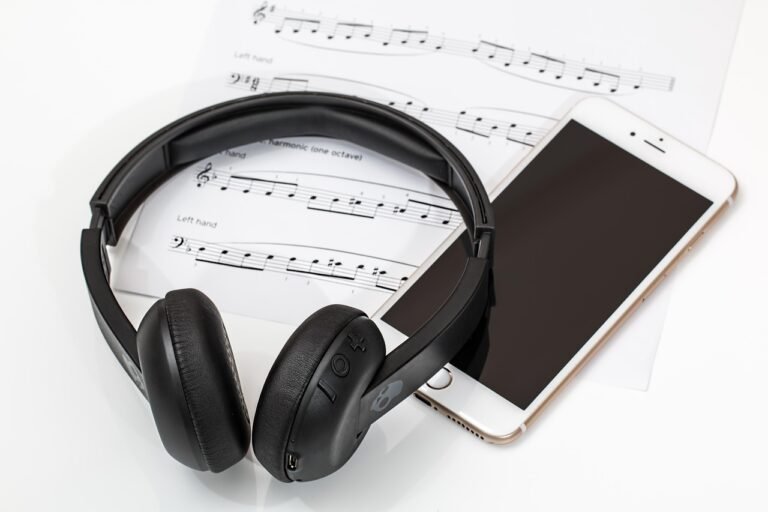 pixabay-auracast-could-let-a-roomful-of-devices-tune-in-to-one-bluet