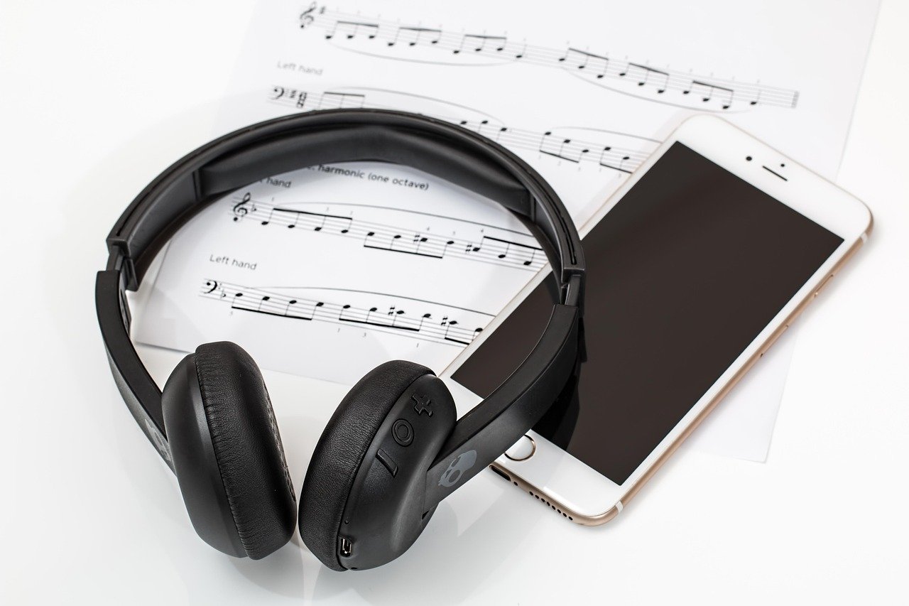 pixabay-auracast-could-let-a-roomful-of-devices-tune-in-to-one-bluet