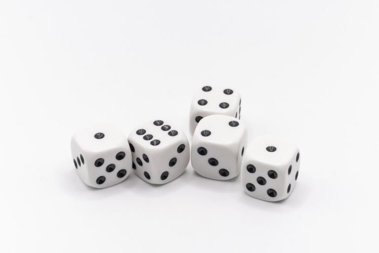 pixabay-bumblebees-roll-balls-without-a-reward-could-it-be-play