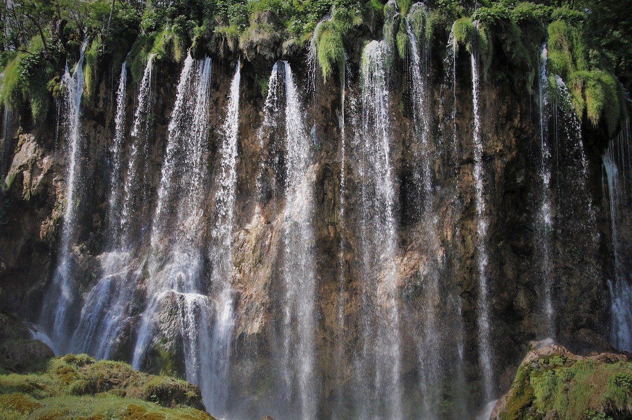 pixabay-plitvices-waterfalls-are-still-being-built-by-the-landsca