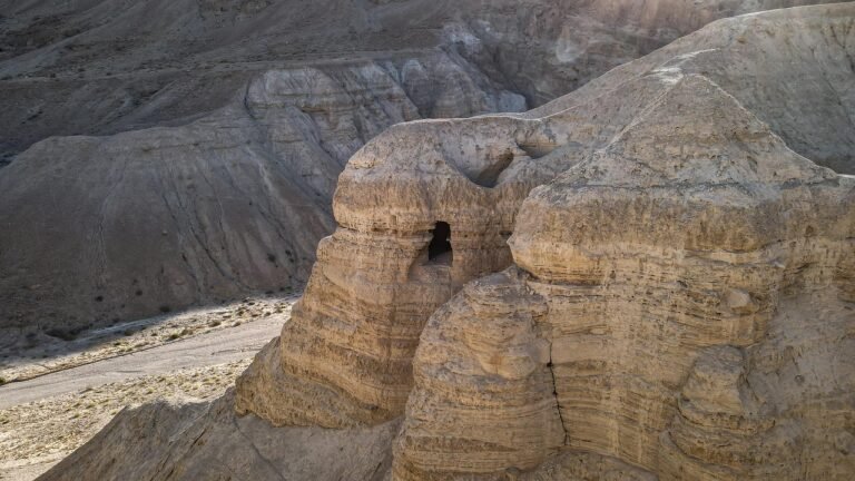 pixabay-the-dead-sea-scrolls-a-timeline-from-cave-finds-to-digital